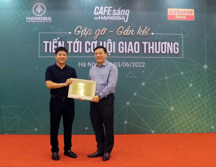 Ông Nguyễn Tuấn Hải và ông Hồ Hoàng Hải, Phó Chủ tịch HANOIBA, Tổng Giám đốc Công ty Cổ phần Phú Thành đều có chung mong muốn tiếp tục đẩy mạnh hơn nữa cho sự phát triển của phong trào Doanh nhân trẻ.