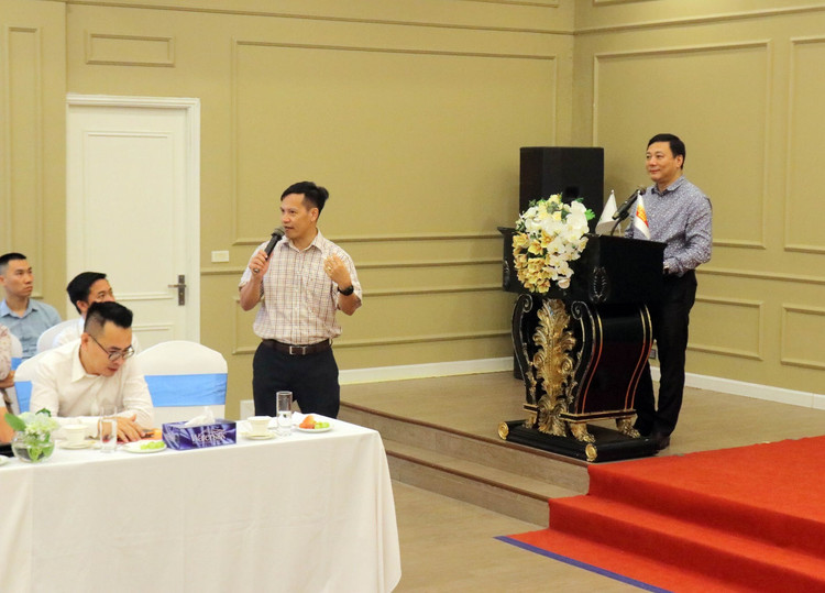 Đại diện các doanh nghiệp giới thiệu.