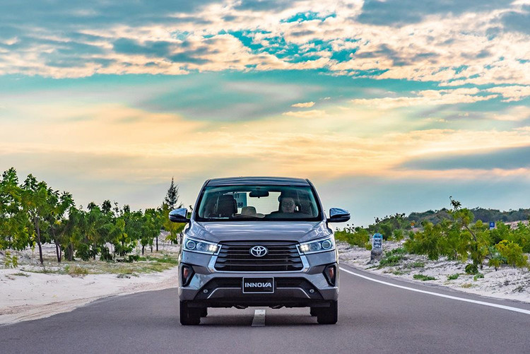 toyota-innova-2-.jpg