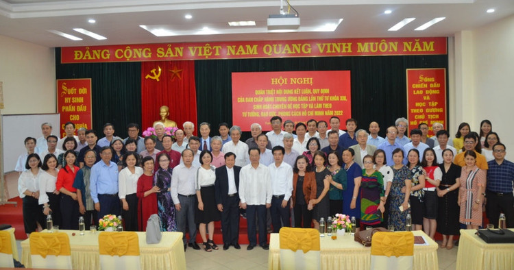 Các đại biểu tham dự tham dự Hội nghị chụp ảnh lưu niệm sau khi nắm rõ được những nội dung Kết luận, Quy định của Ban Chấp hành Trung ương Đảng lần thứ tư khóa XIII.