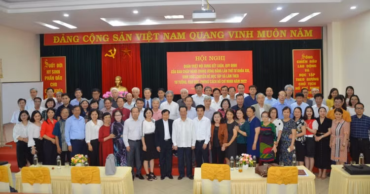 Các đại biểu tham dự tham dự Hội nghị chụp ảnh lưu niệm sau khi nắm rõ được những nội dung Kết luận, Quy định của Ban Chấp hành Trung ương Đảng lần thứ tư khóa XIII.