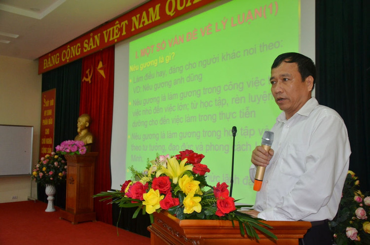 Bí thư Chi bộ cơ quan Liên hiệp Hội Việt Nam Lê Công Lương trình bày báo cáo.