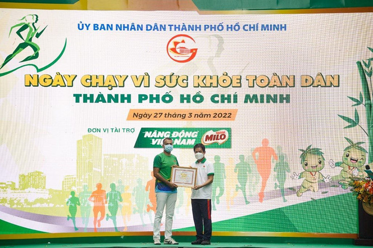 dai-dien-cac-don-vi-tham-gia-to-chuc-ngay-chay-olympic-vi-suc-khoe-toan-dan-duoc-uy-ban-olympic-trao-tang-ky-niem-chuong..jpg