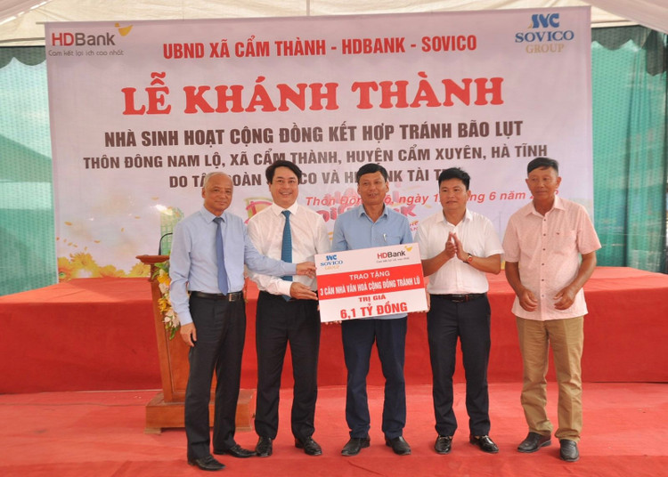 Đại diện lãnh đạo Sovico, HDBank trao tặng nhà cộng đồng cho đại diện lãnh đạo địa phương Cẩm Xuyên, Hà Tĩnh.