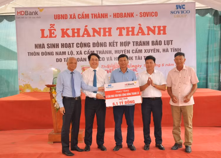 Đại diện lãnh đạo Sovico, HDBank trao tặng nhà cộng đồng cho đại diện lãnh đạo địa phương Cẩm Xuyên, Hà Tĩnh.
