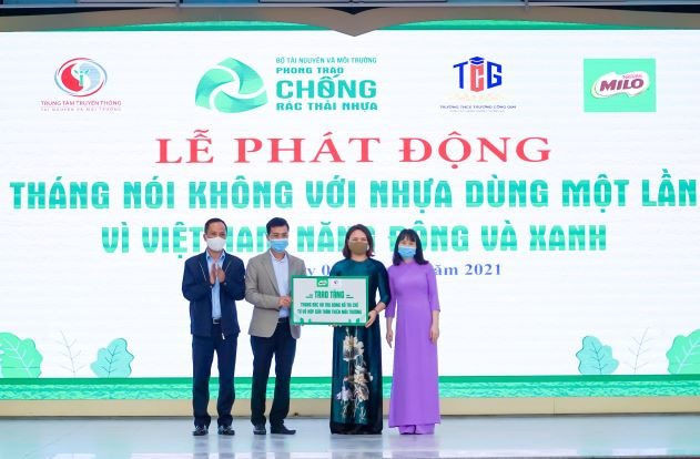 trung-tam-truyen-thong-tai-nguyen-va-moi-truong-va-nestle-milo-trao-thung-rac-va-tru-bong-ro-tai-che-tu-vo-hop-sua-than-thien-moi-truong-cho-truong-tieu-hoc-tai-ha-noi.-.jpg