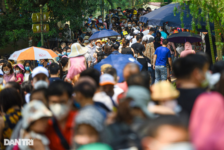 Công viên Hà Nội: Dòng người kín đặc, bố mẹ cõng con mệt phờ - 1