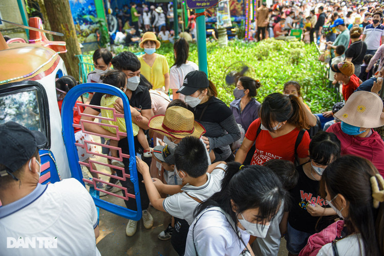 Công viên Hà Nội: Dòng người kín đặc, bố mẹ cõng con mệt phờ - 8