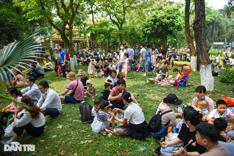 Công viên Hà Nội: Dòng người kín đặc, bố mẹ cõng con mệt phờ - 11