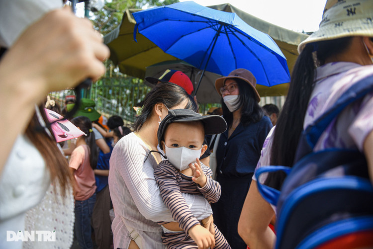 Công viên Hà Nội: Dòng người kín đặc, bố mẹ cõng con mệt phờ - 6