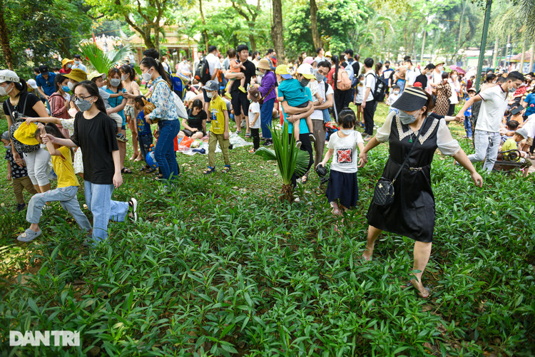 Công viên Hà Nội: Dòng người kín đặc, bố mẹ cõng con mệt phờ - 5