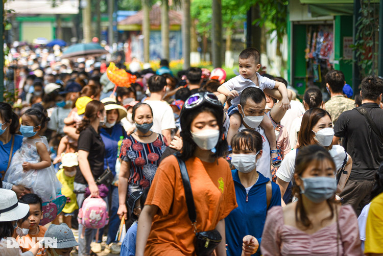 Công viên Hà Nội: Dòng người kín đặc, bố mẹ cõng con mệt phờ - 4