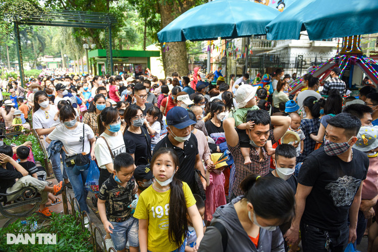 Công viên Hà Nội: Dòng người kín đặc, bố mẹ cõng con mệt phờ - 2