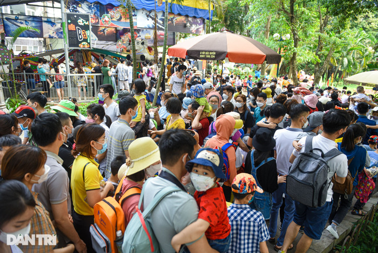 Công viên Hà Nội: Dòng người kín đặc, bố mẹ cõng con mệt phờ - 3