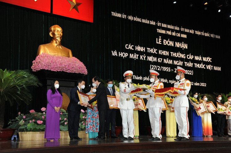 đón nhận khen thưởng nhân ngày 27.2