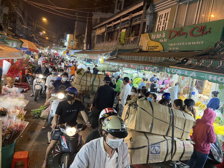 oi-28-1-co-nhieu-nguoi-dan-do-ve-cho-hoa-ho-thi-ky-quan-10-tp-ho-chi-minh-de-mua-sam-hoa-tet-khien-cac-loi-di-vao-cho-tro-nen-dong-duc-hon..jpg