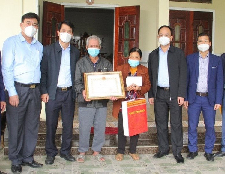 thanh-hoa-trao-bang-khen.jpg