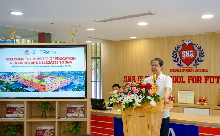 Bộ trưởng Nguyễn Kim Sơn chia sẻ cùng đại diện Tập đoàn Nguyễn Hoàng và Ban Giám hiệu Trường SNA.