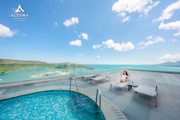 Tầm nhìn mãn nhãn 360 độ từ bề bơi tầng 40 Altara Residences Quy Nhơn.