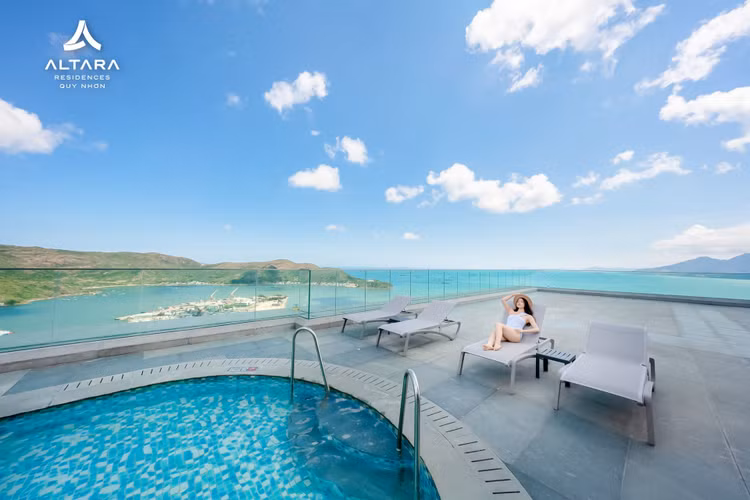Tầm nhìn mãn nhãn 360 độ từ bề bơi tầng 40 Altara Residences Quy Nhơn.