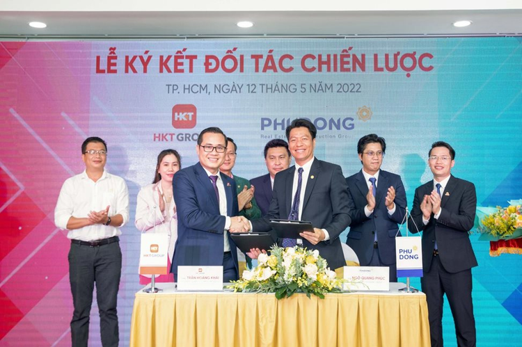 Ông Trần Hoàng Khải, Tổng Giám đốc HKT GROUP và ông Ngô Quang Phúc, Tổng Giám đốc Phú Đông Group thực hiện nghi thức ký kết.