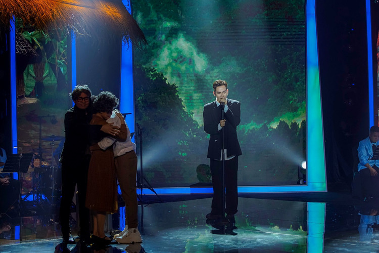 Ali Hoàng Dương hòa vào dòng cảm xúc khi biểu diễn.