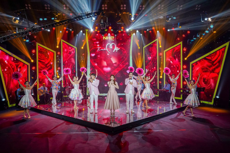 Sân khấu công phu của “Mẹ là Tình Yêu” 2022.