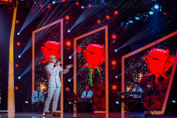 Phan Đinh Tùng thể hiện ca khúc “Bông hồng cài áo”.