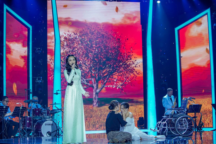 Hiền Thục lạc giọng vì xúc động trước bạn diễn.