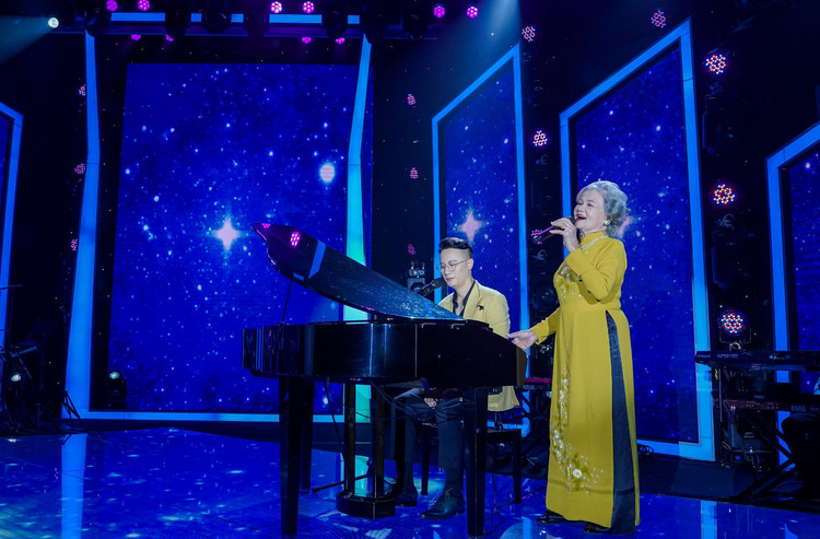 Ca sĩ Thục An cất chất giọng cao vút ở tuổi 81 cùng con trai.