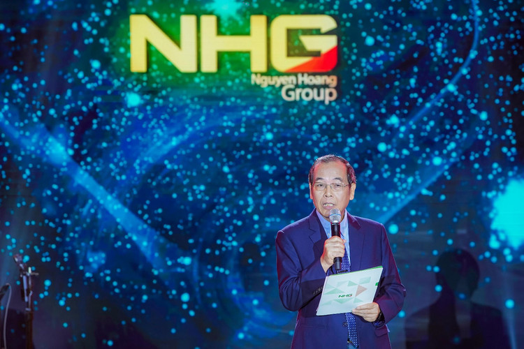 TS Đỗ Mạnh Cường mở đầu show nhạc.