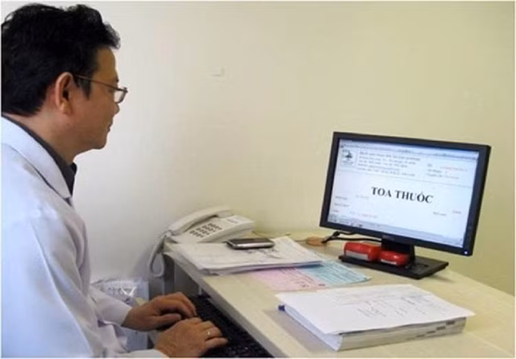 Theo Bộ Y tế, đơn thuốc điện tử được lập, hiển thị, ký số, chia sẻ và lưu trữ bằng phương thức điện tử có giá trị pháp lý như đơn thuốc giấy.