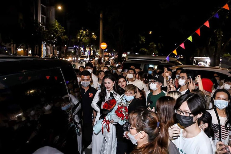 Dong Nhi khoc fan anh 3