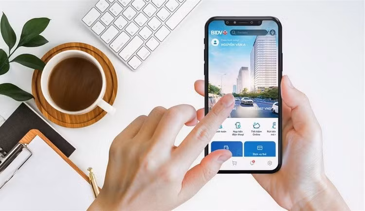 khach-hang-su-dung-cac-san-pham-ngan-hang-so-cua-bidv.jpg