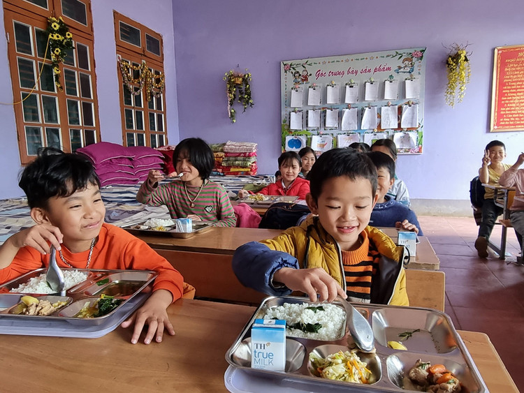 TH đồng hành cùng Bộ Giáo dục và Đào tạo thực hiện Mô hình điểm Bữa ăn học đường đảm bảo dinh dưỡng hợp lý kết hợp tăng cường hoạt động thể lực từ năm 2020 đến nay.