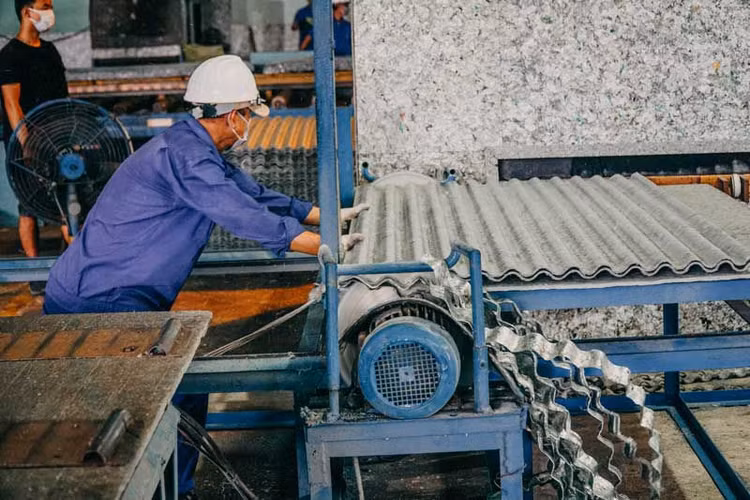 Hiện trung bình cứ 8.000 hộp sữa giấy đã qua sử dụng, tái chế được 1 tấm lợp. Ảnh: Tetra Pak