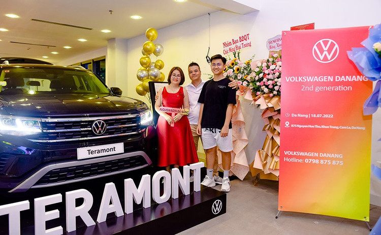 13.-gia-dinh-khach-hang-nguyen-anh-vu-trai-nghiem-mau-xe-teramont-tai-le-khai-truong.jpg
