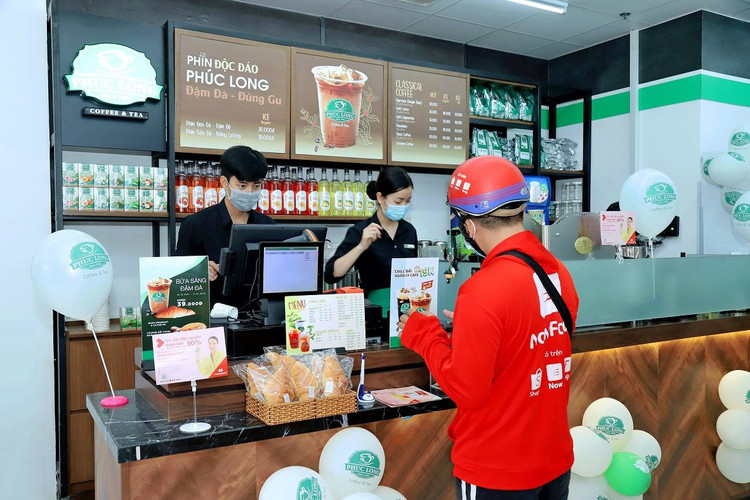 dat-mua-tra-cafe-phuc-long-qua-ung-dung-di-dong-va-duoc-phuc-vu-tan-noi(1).jpg