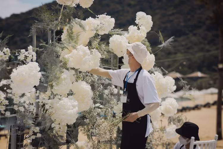 Ngô Thanh Vân hé lộ lễ đường thơ mộng bên bờ biển, dân mạng lo... trời mưa - 2