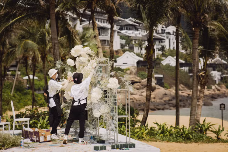 Ngô Thanh Vân hé lộ lễ đường thơ mộng bên bờ biển, dân mạng lo... trời mưa - 3