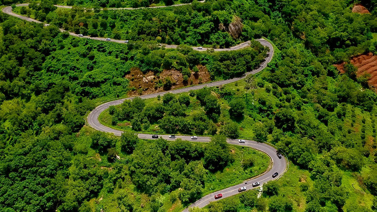 Đoàn xe chinh phục đèo Tà Pứa.