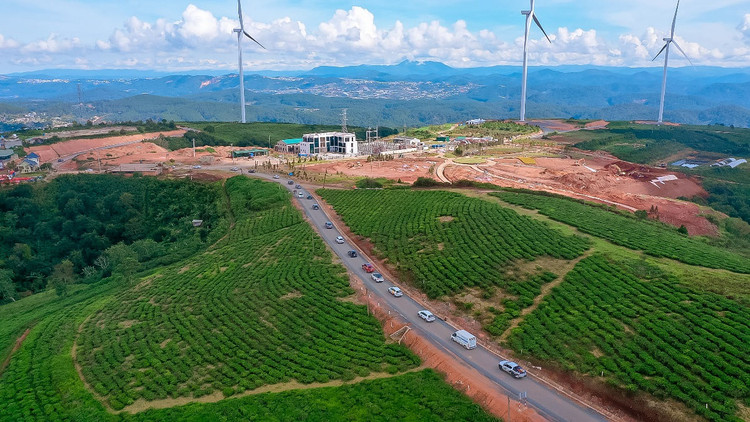 Đoàn xe băng qua cung đường đồi chè Cầu Đất, tiến đến cánh đồng quạt gió khổng lồ.