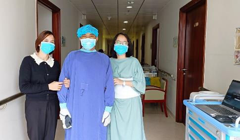 Cháu Nguyễn Thị Thùy Linh - con gái và là người cho bố gan (thứ 2 từ trái sang) dù hiến tối đa trọng lượng gan cho phép cũng đã nhanh chóng hồi phục và trở lại sinh hoạt học tập bình thường. (Ảnh: Gia đình cung cấp).