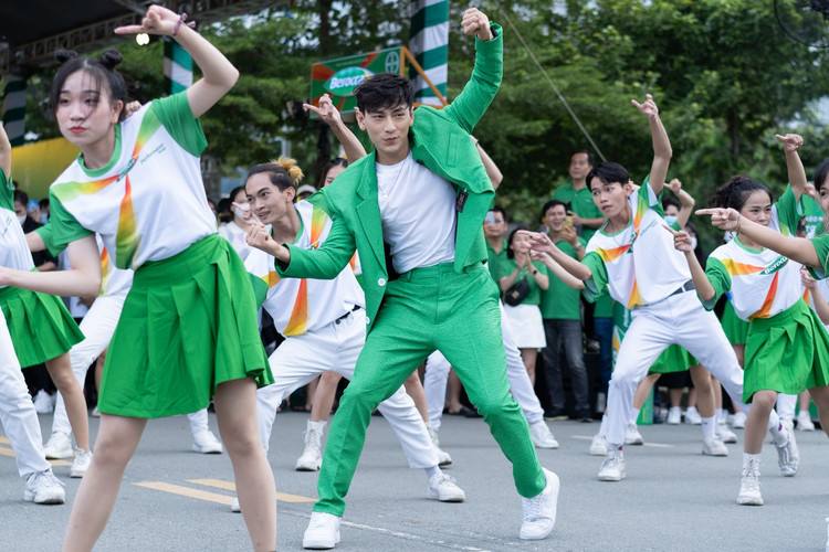 Isaac cùng vũ đoàn nhảy flashmod mở màn chương trình “Chuyến xe chuyên chở tích cực”.