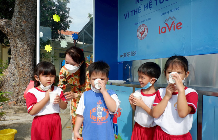 la-vie-ho-tro-he-thong-nuoc-uong-truc-tiep-den-truong-mam-non-tan-hung.jpg