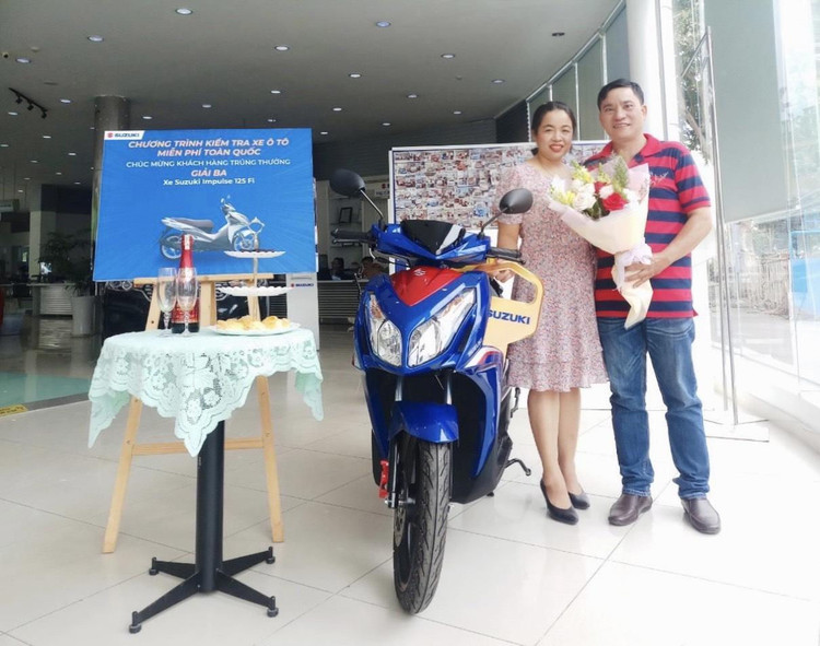 Gia đình anh Đảng may mắn trúng chiếc xe tay ga 2 bánh Suzuki Impulse khi tham gia các chương trình của Suzuki.
