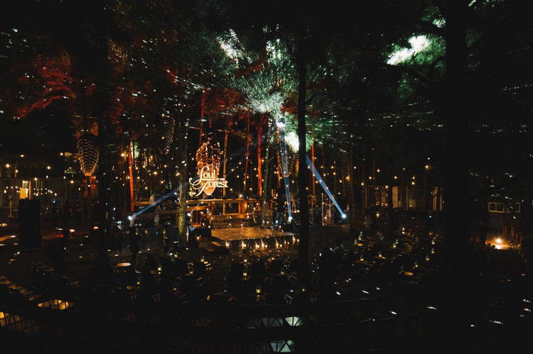 Sân khấu Soul of the Forest đã sẵn sàng cho đêm diễn “Du hành vào cơn mưa”.