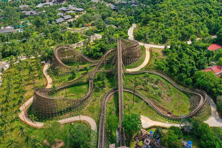 Tàu lượn siêu tốc bằng gỗ đầu tiên tại Việt Nam ở Sun World Phú Quốc.