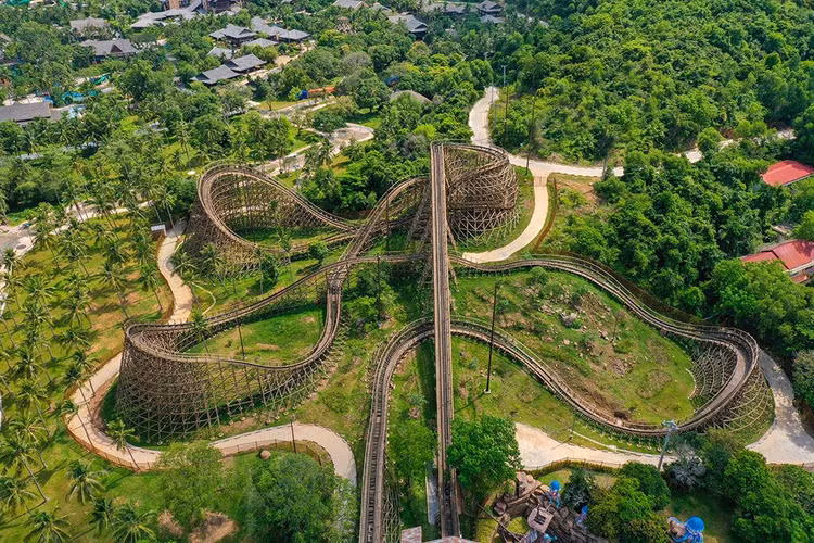 Tàu lượn siêu tốc bằng gỗ đầu tiên tại Việt Nam ở Sun World Phú Quốc.