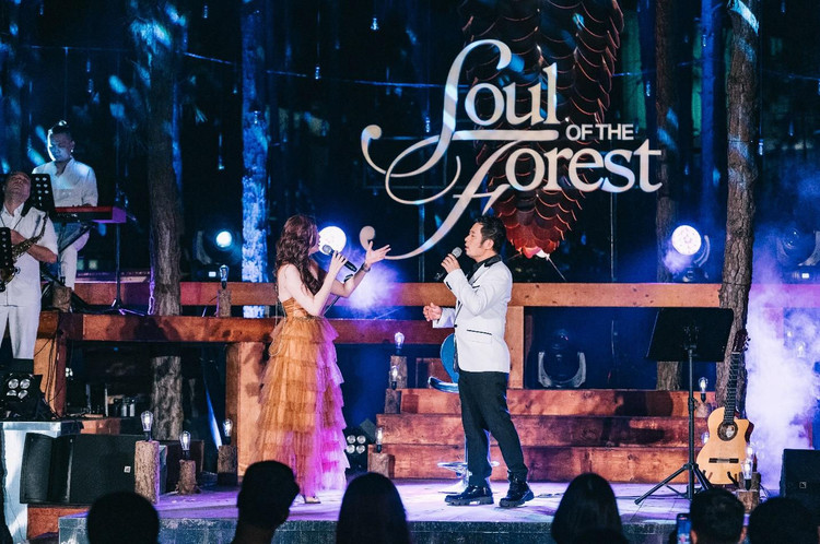 ‏Các ca sĩ khách mời hào hứng hòa giọng cùng danh ca Bằng Kiều.